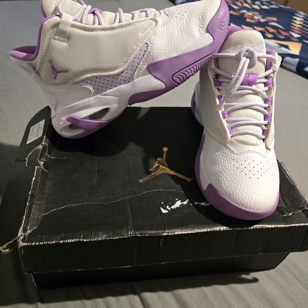 Air jordan max aura 4 GS  White Rush Fuchsia (Women's Sz 4Y)